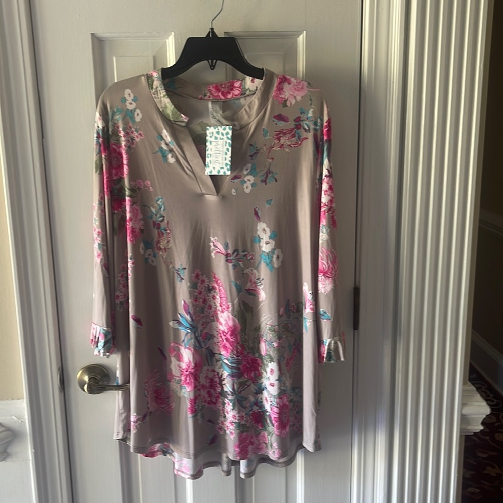 Honeyme Curvey Womens Top-NWT